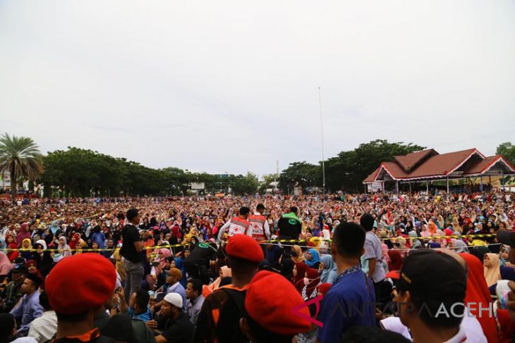 Puluhan ribu warga Lhokseumawe
