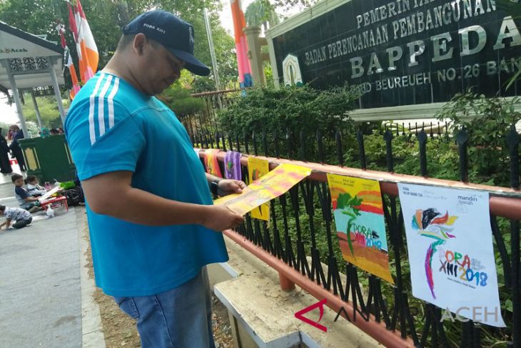 Anak-anak antusias mewarnai logo PORA