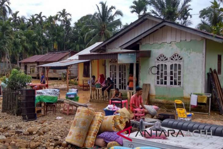 Lumpur timbun lantai rumah di Aceh Selatan