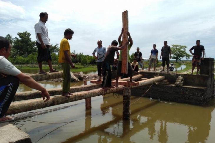 Warga tiga desa di Aceh Utara bangun jembatan darurat