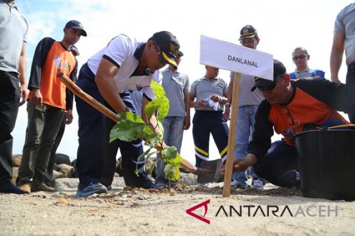 Danlanal Lhokseumawe ajak masyarakat pesisir jaga mangrove