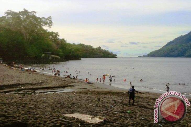 Korem Babullah bersihkan Pantai Sulamadaha