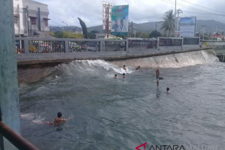 Waspadai gelombang tinggi di wilayah perbatasan Maluku