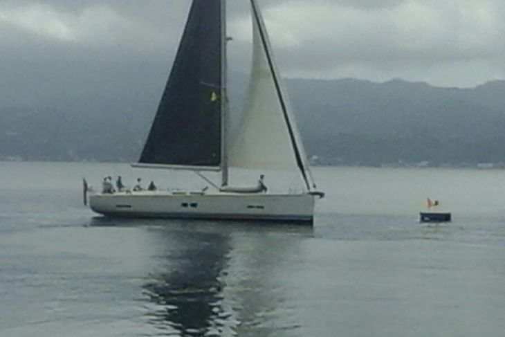 Perahu layar Colie peserta kedua masuk finis