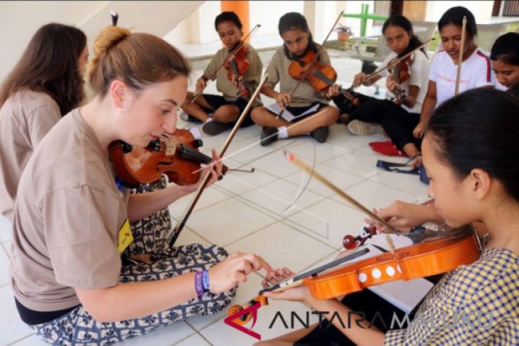 Orkestra Ocas workshop musik di IAKN Ambon