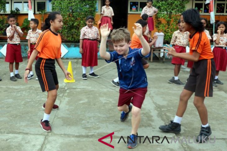 Siswa Darwin belajar di SD 42 Amahusu