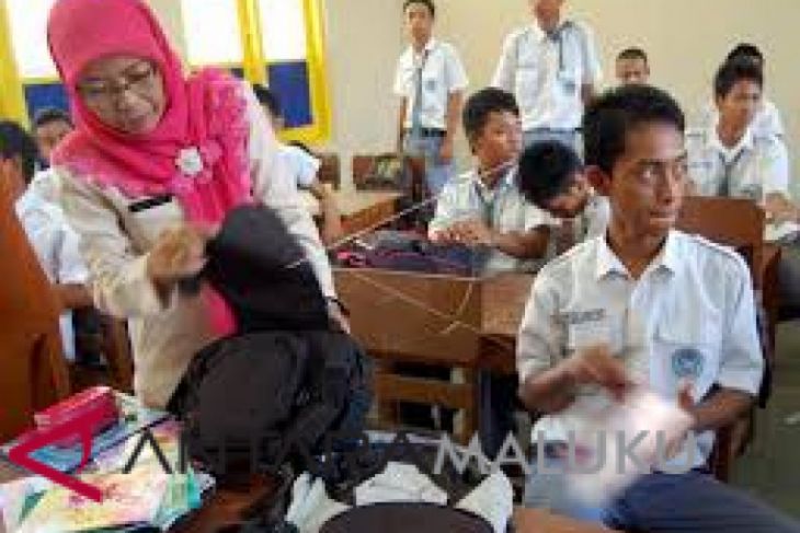Dikbud sulit larang siswa bawa