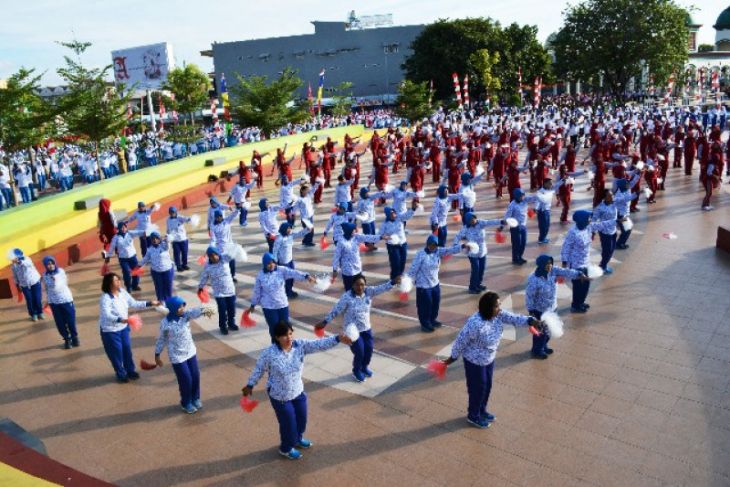 4.550 personel pecahkan rekor muri tarian maumere