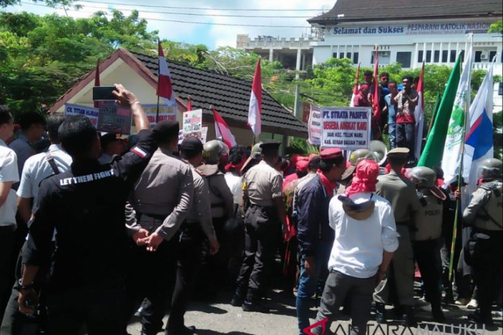 Demo masyarakat adat tolak HPH berakhir ricuh
