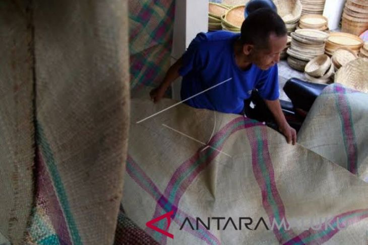 Kerajinan anyaman tikar tradisional Ternate terancam punah