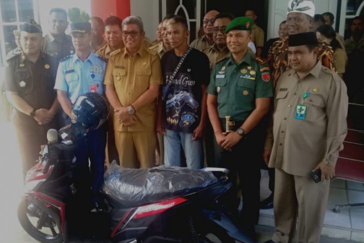 Bupati beri motor untuk korban jembatan ambruk