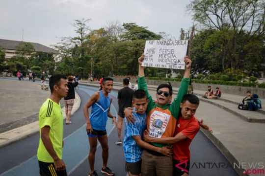 Aksi Damai Suporter Indonesia