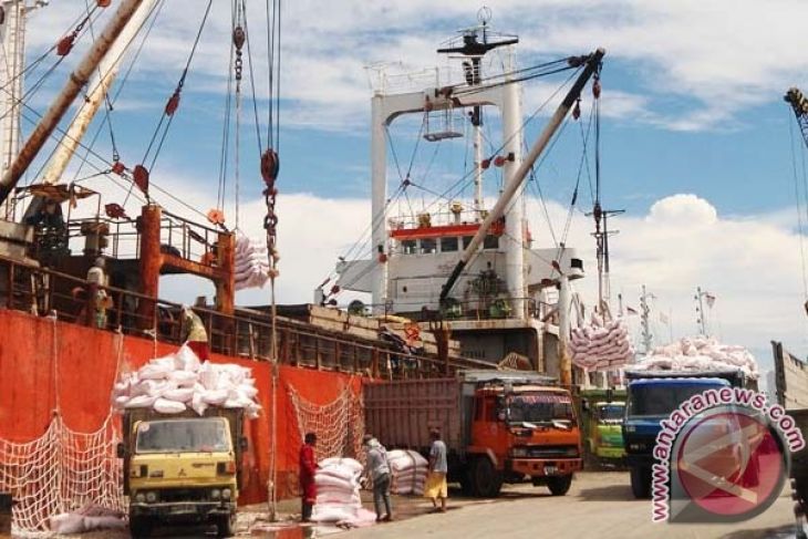  Bongkar  Muatan Kapal di  Pelabuhan Pangkalbalam Turun 