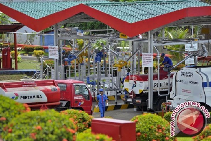 Harga minyak turun tajam