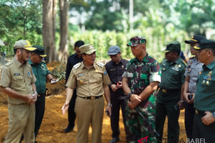 Kodim 0413 Bangka bantu bangun jalan desa