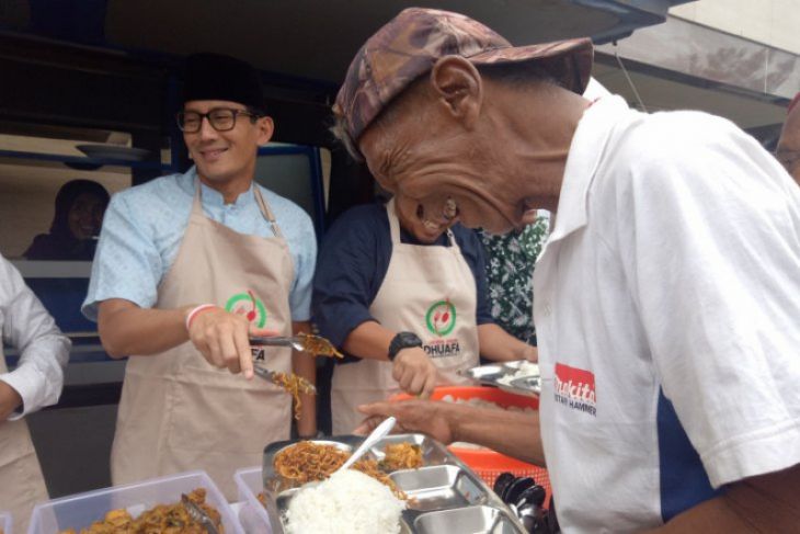 Sandiaga Uno melayani makan warga di Gedung Muhammadiyah