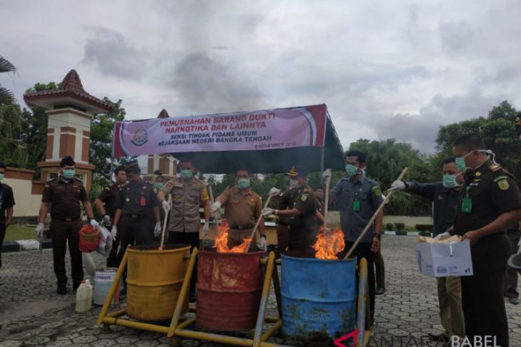 Kejari Koba musnahkan barang bukti 60 perkara