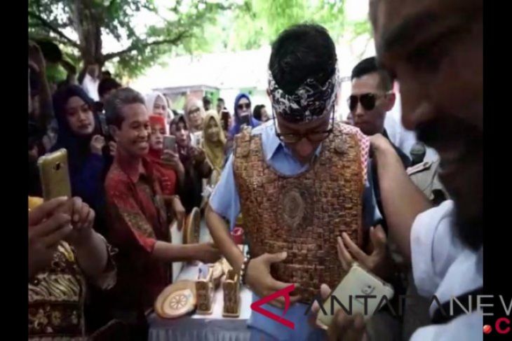 Sandiaga Uno membeli rompi dari bahan kertas bekas