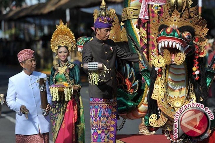 Presiden Jokowi naik mobil hias berkonsep