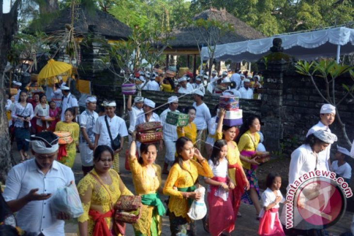 Umat Hindu Buleleng Laksanakan Ritual Kuningan