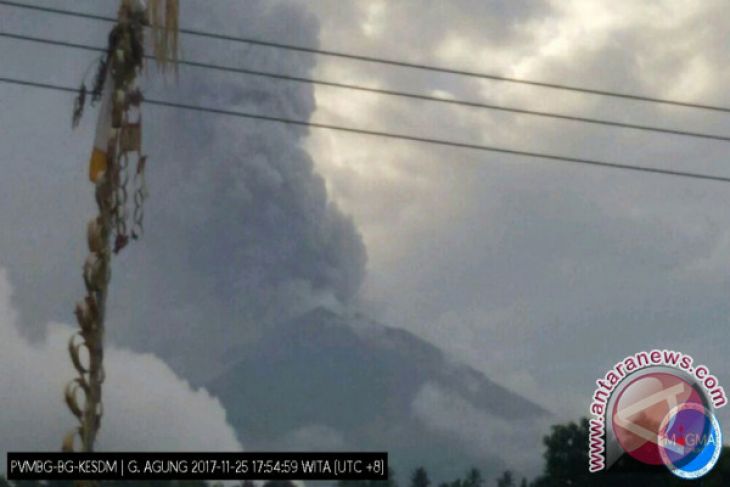 Abu Vulkanik Gunung Agung Belum Halangi Penerbangan