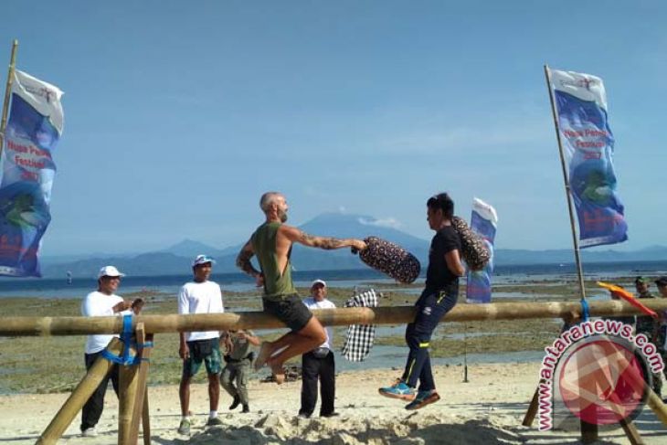 Wisatawan Main Gebug Bantal di Pantai Mahagiri-Nusa Penida
