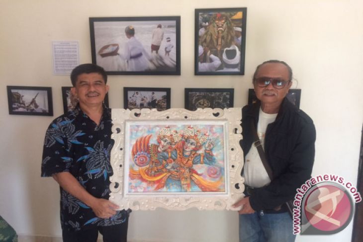 Seniman Bali Serahkan Lukisan Untuk