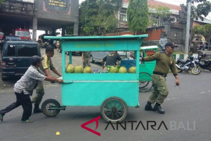 Belasan gerobak pedagang kaki lima diangkut Satpol PP Jembrana