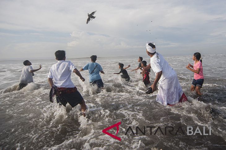 Melasti menjelang Nyepi Caka 1940