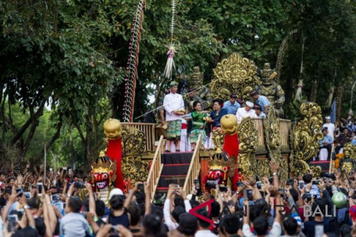 Jokowi bagi-bagi buku di pawai PKB