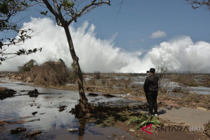 Pantai Waterblow Ditutup Kembali Karena Gelombang Tinggi