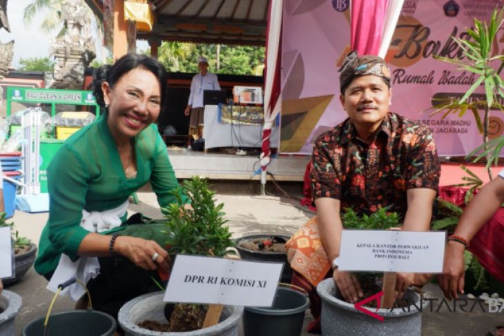 BI serahkan tanaman