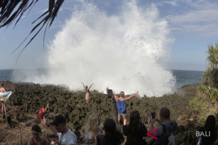 WIsatawan tetap kunjungi pantai Waterblow Bali