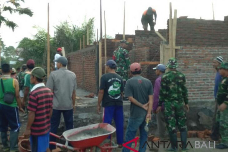 TNI lakukan bedah rumah warga miskin di Jembrana