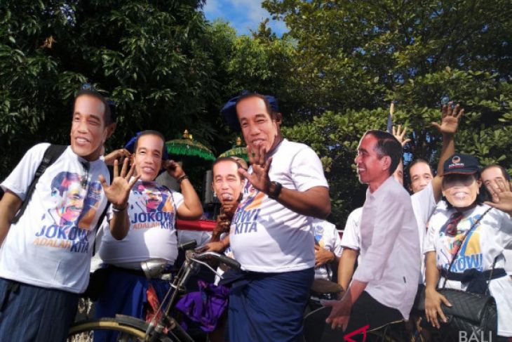 Pakai topeng Jokowi, caleg Nasdem daftar ke KPU Bali (video)