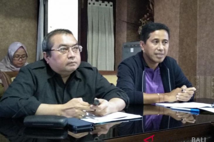 Siswa Surabaya bayar bus dengan sampah plastik