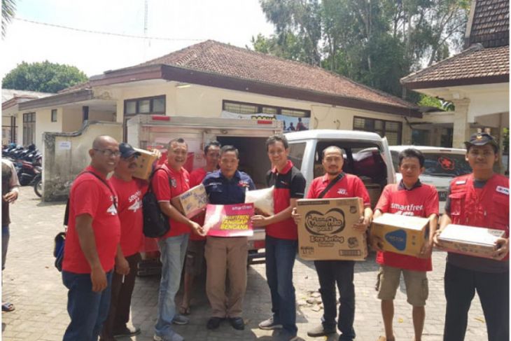 Smartfren serahkan bantuan korban gempa Lombok