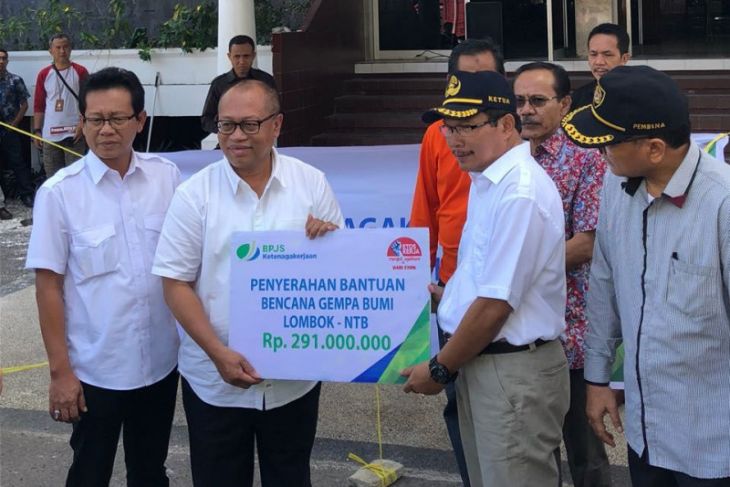 BPJS Ketenagakerjaan serahkan bantuan korban gempa Lombok