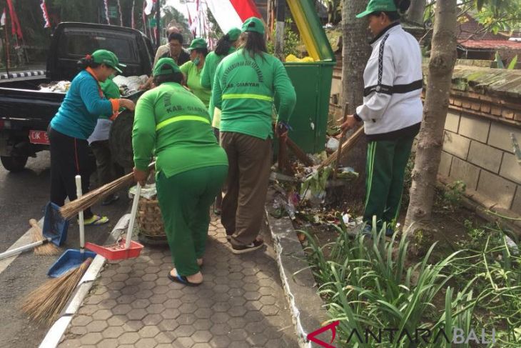 DLH Gianyar kerja ekstra hias berbagai tempat