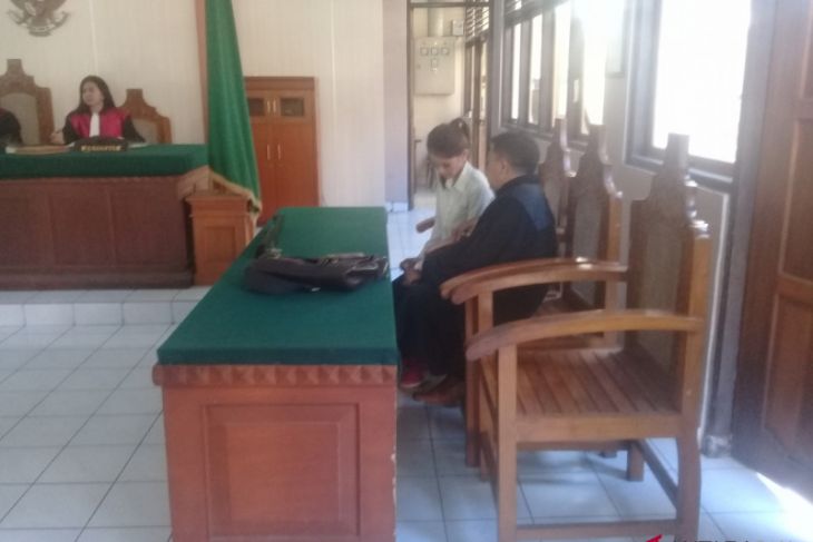 Hakim vonis mantan pramugari 2,5 tahun penjara