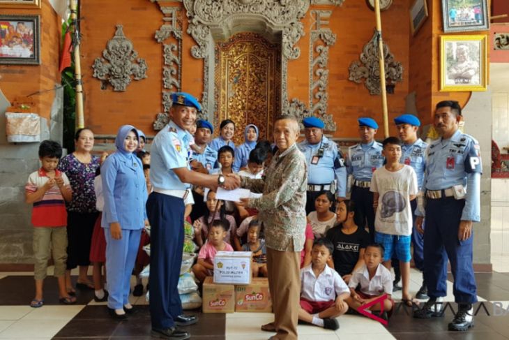 Satpom Lanud Ngurah Rai bantu panti asuhan