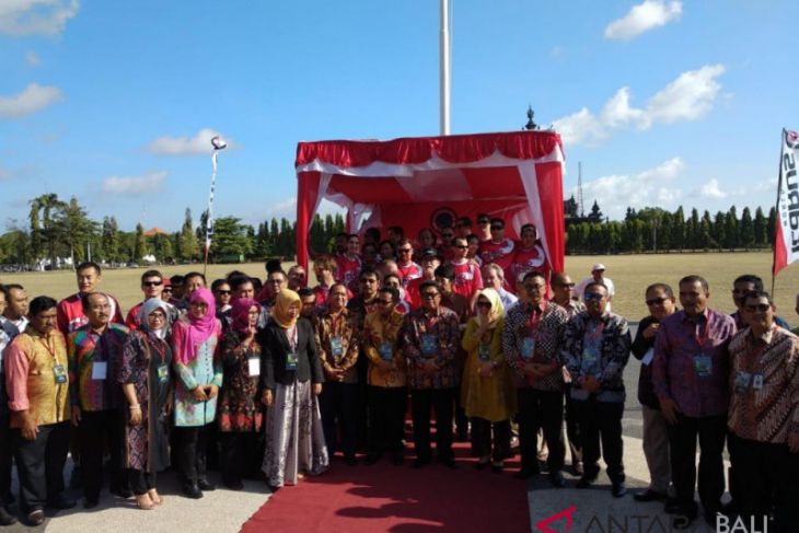 Puluhan penerjun meriahkan deklarasi taman wisata dunia
