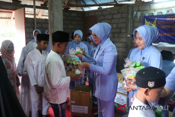 PIA Lanud Ngurah Rai kunjungi Panti Asuhan Al-Azim