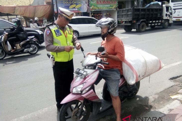 Polda Bali tertibkan pengendara bawa barang berlebihan