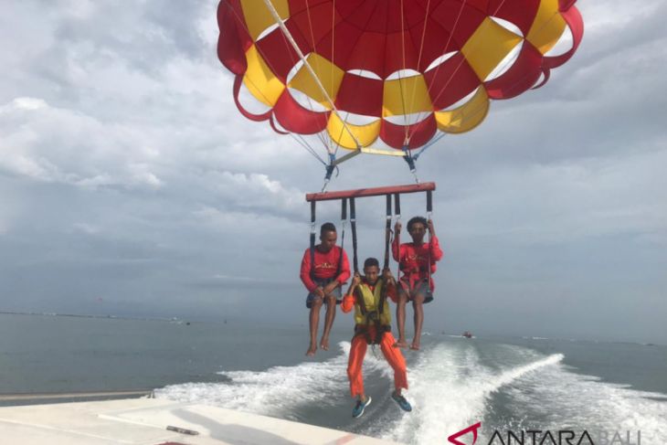 30 Penerbang Koopsau latihan parasailing di Bali