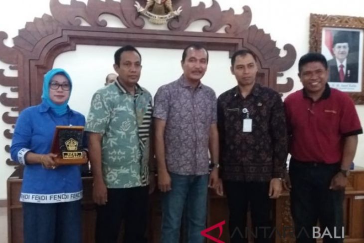 Sekretariat dan wartawan DPRD Sulsel kunker ke DPRD Bali