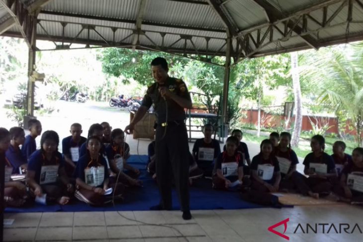 Danramil edukasi wawasan kebangsaan siswa SMAN 1 Rendang