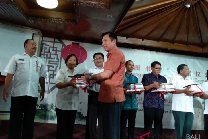 Sekolah di Bali dapat sumbangan buku dari Konjen Tiongkok