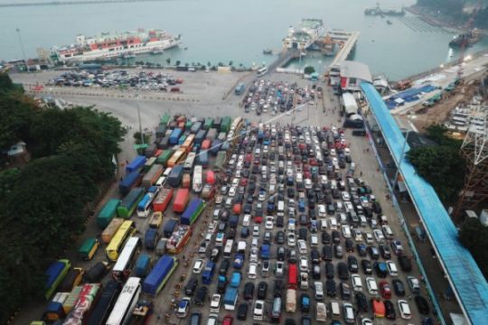 Antri Kendaraan Untuk Masuk Ferry Di Merak