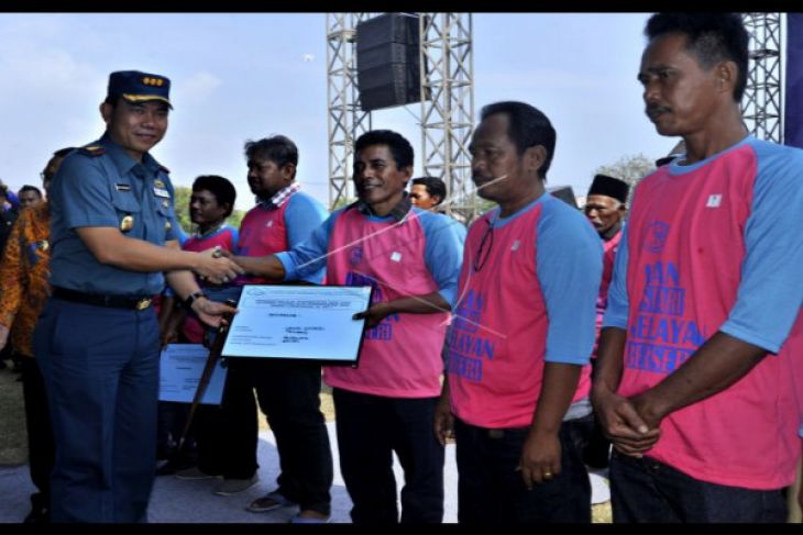 Nelayan Banten Peroleh Bantuan Alat Penangkap Ikan